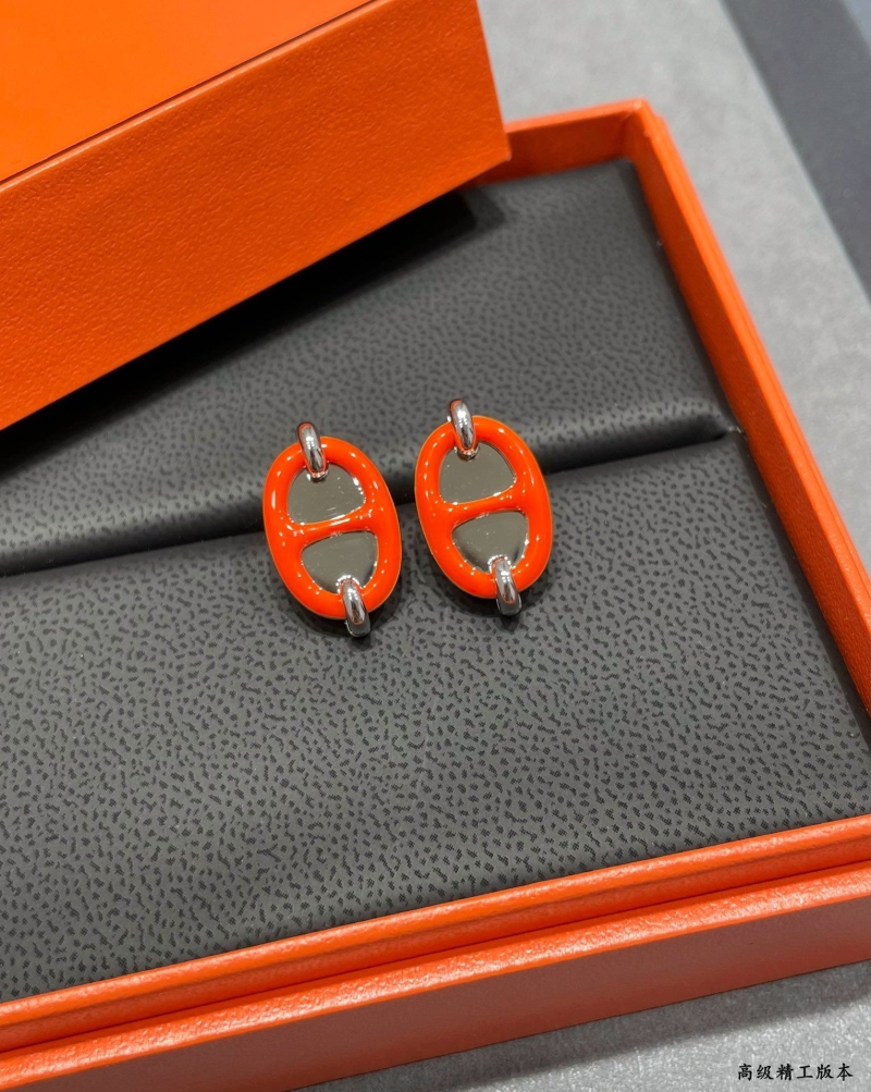 H**me5 earrings